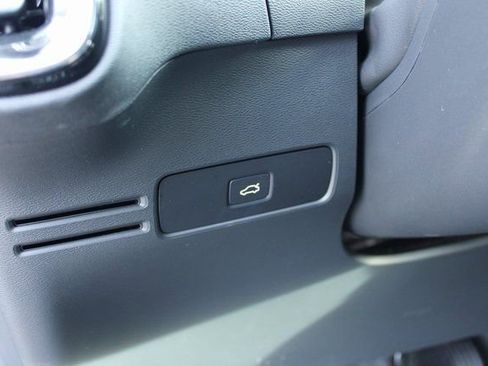 Used 2025 Volvo XC40 B5 Core image 16