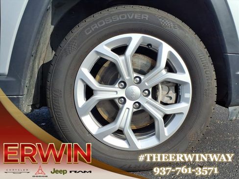 Certified 2024 Jeep Compass Latitude image 9