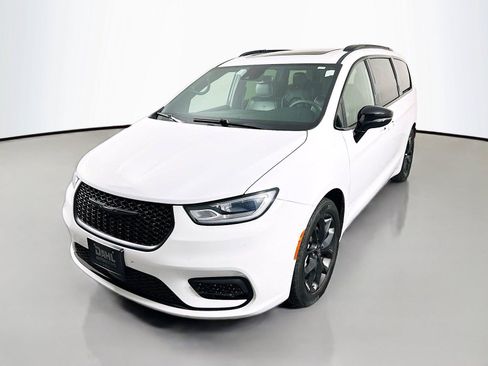 Used 2025 Chrysler Pacifica Limited FWD image 4
