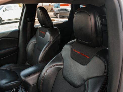 Used 2018 Jeep Cherokee Trailhawk AWD/4WD image 25