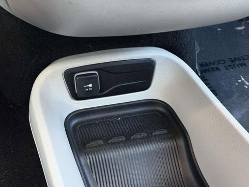 Used 2023 Chrysler Pacifica Touring-L image 28