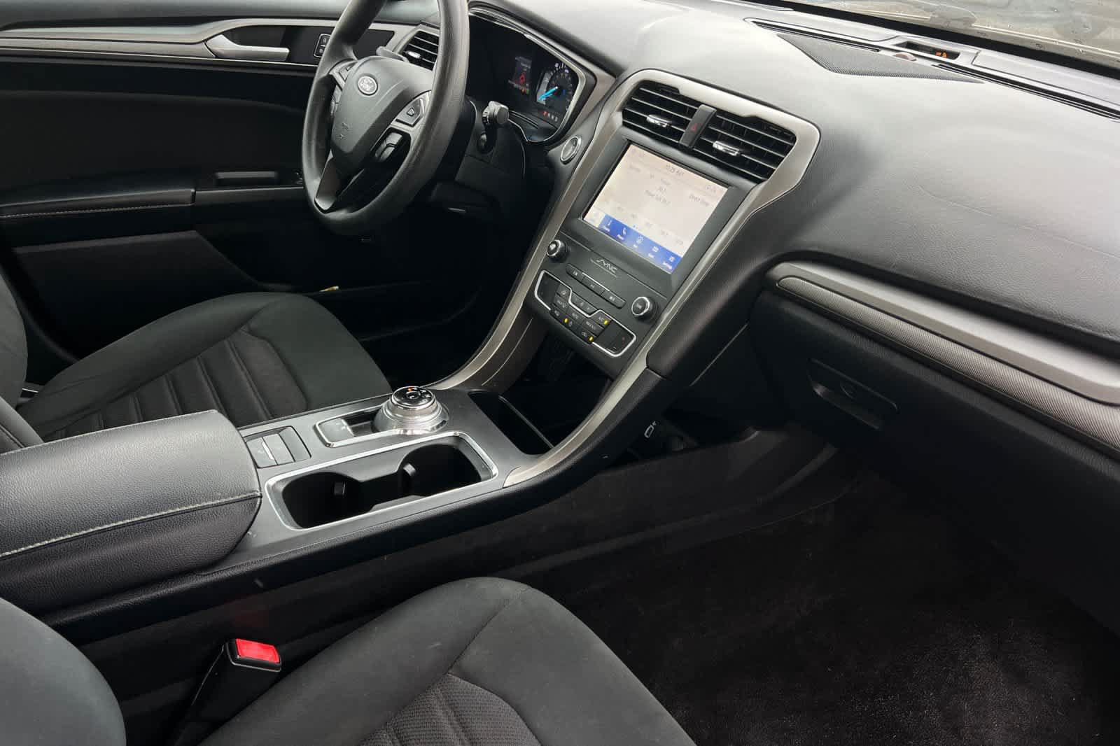 Used 2020 Ford Fusion SE FWD image 16
