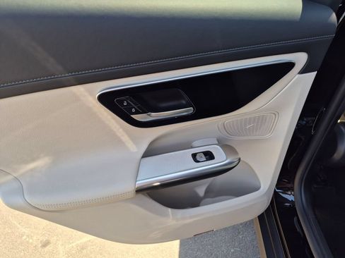 Used 2024 Mercedes-Benz GLC 300 4MATIC image 17