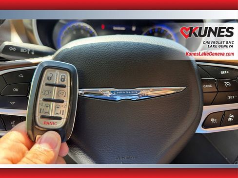 Used 2018 Chrysler Pacifica Limited w/ Advanced Safetytec Group FWD image 41