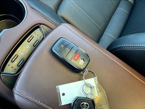 Used 2024 Toyota Venza Limited AWD/4WD image 10