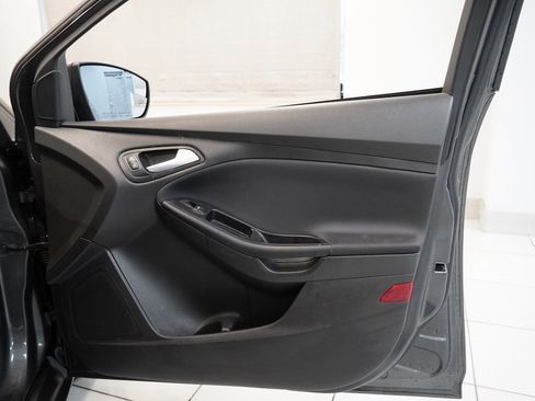 Used 2016 Ford Focus SE w/ SE Cold Weather Package image 28