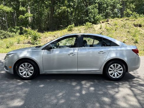 Used 2011 Chevrolet Cruze LS FWD image 10