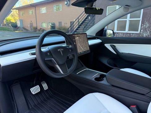 Used 2022 Tesla Model Y Performance image 9