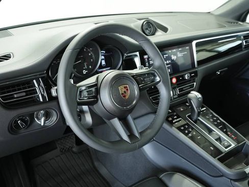 Certified 2025 Porsche Macan AWD/4WD image 4