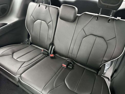 New 2026 Chrysler Pacifica Limited image 9