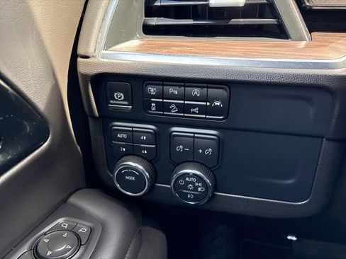 Used 2025 Chevrolet Suburban Z71 image 7