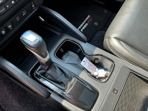 Used 2022 Nissan Frontier PRO-4X image 15