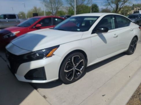 Used 2024 Nissan Altima 2.5 SR image 1
