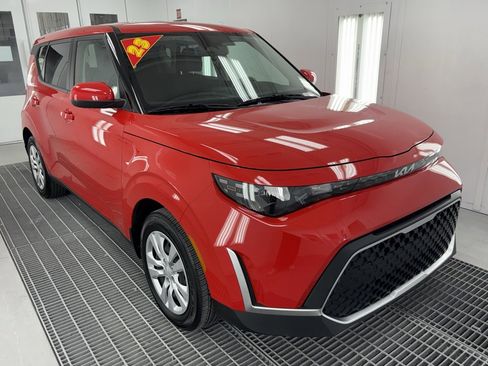 Used 2023 Kia Soul LX image 2