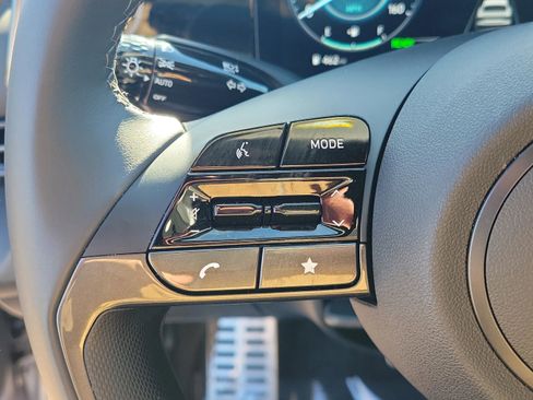 Used 2025 Hyundai Elantra SEL image 25