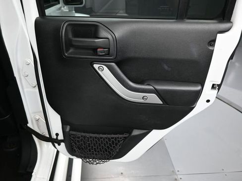 Used 2016 Jeep Wrangler Unlimited Sahara w/ Connectivity Group AWD/4WD image 32