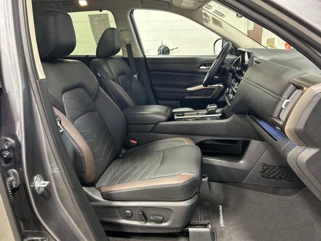 Used 2024 Nissan Pathfinder Platinum w/ Cargo Package AWD/4WD image 12