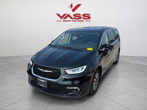 Used 2024 Chrysler Pacifica Limited FWD image 1