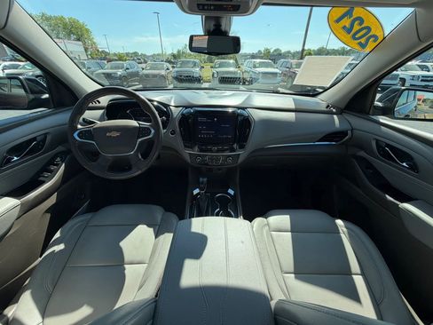 Used 2021 Chevrolet Traverse LT w/ LT Premium Package AWD/4WD image 16