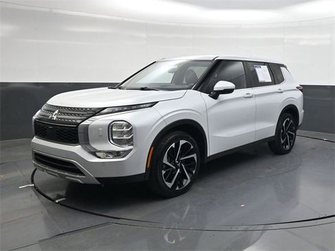 Used 2024 Mitsubishi Outlander SE image 8