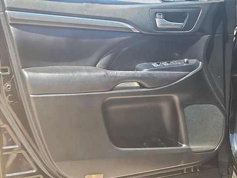 Used 2017 Toyota Highlander SE FWD image 11