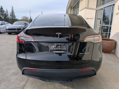 Used 2022 Tesla Model Y Long Range image 5