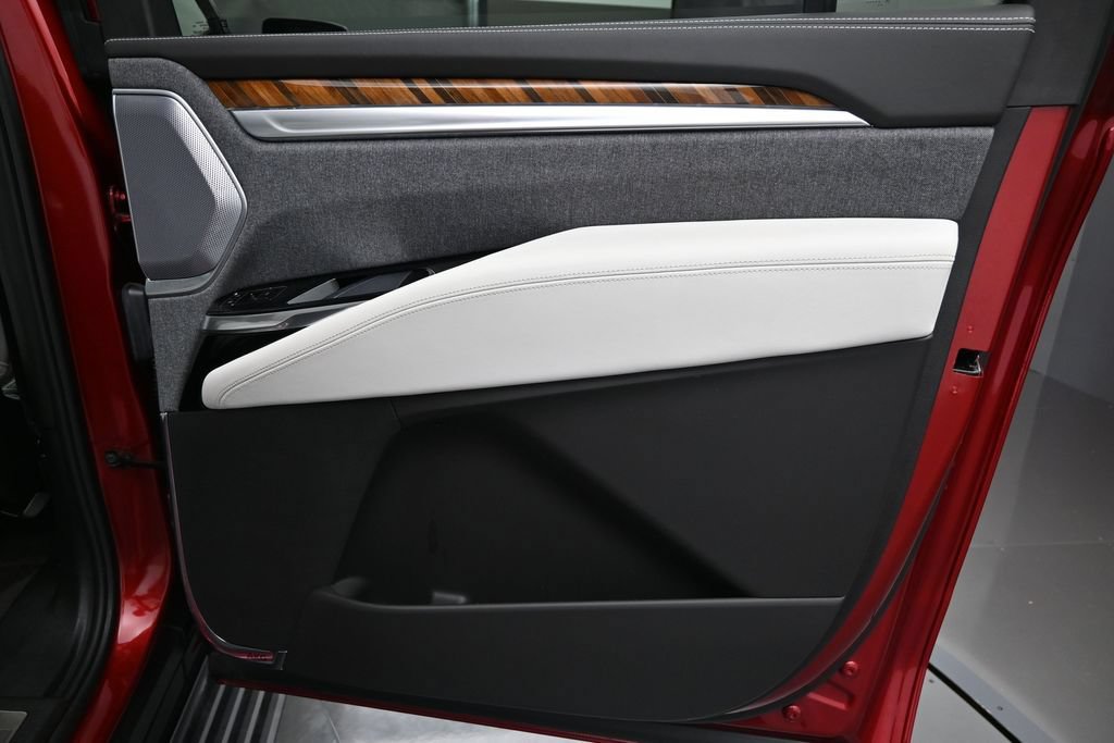 Certified 2025 Cadillac Escalade ESV Sport Platinum w/ LPO, Floor Liner Package AWD/4WD image 39