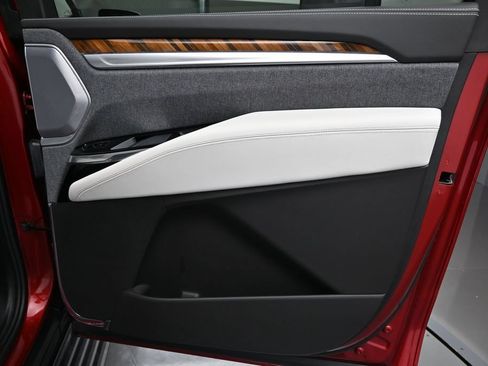 Used 2025 Cadillac Escalade ESV Sport Platinum w/ LPO, Floor Liner Package AWD/4WD image 39