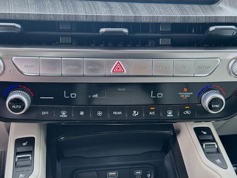 Used 2025 Kia Telluride EX w/ EX Captain's Chair Package FWD image 15