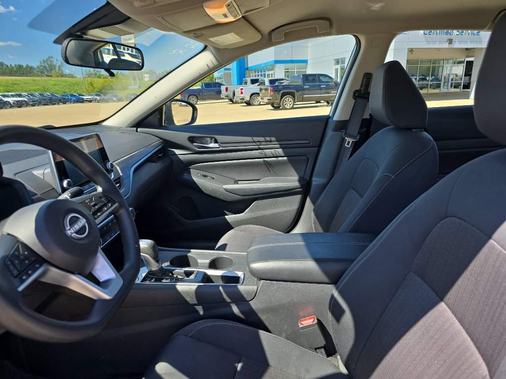 Used 2025 Nissan Altima 2.5 SV FWD image 15