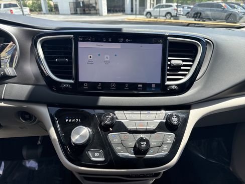 Used 2023 Chrysler Pacifica Touring-L FWD image 24