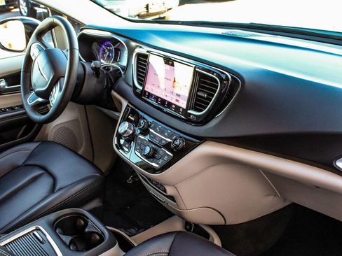 Used 2024 Chrysler Pacifica Touring-L FWD image 44