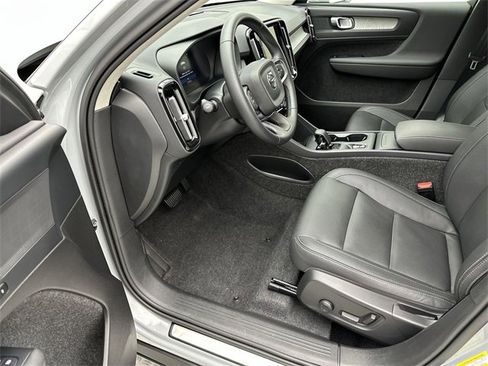 Certified 2025 Volvo XC40 B5 Core image 11
