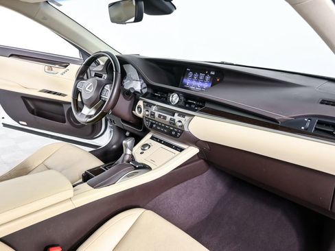 Used 2016 Lexus ES 350 w/ Luxury Package w/Wood Trim image 24