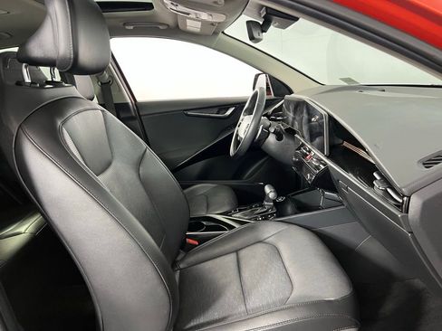 Used 2023 Kia Niro SX image 34