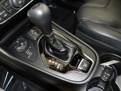 Used 2019 Jeep Cherokee Limited image 31