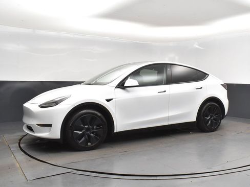 Used 2025 Tesla Model Y Long Range image 3