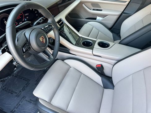 Used 2025 Porsche Taycan image 4