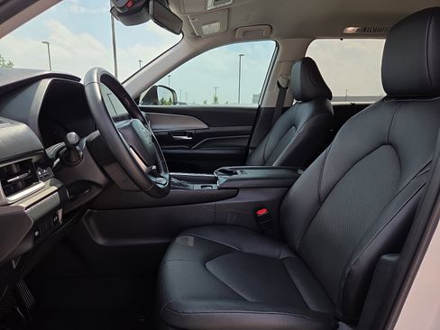 Used 2024 Toyota Grand Highlander XLE FWD image 17