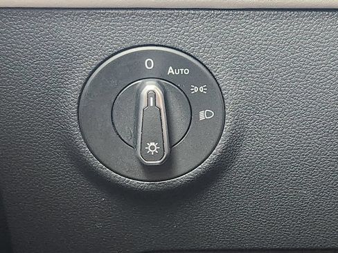 Used 2025 Volkswagen Taos SE AWD/4WD image 13