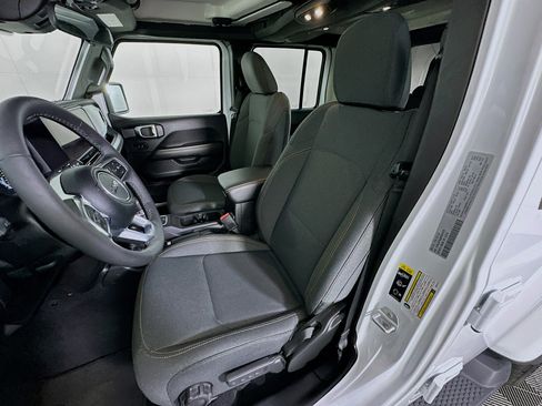 Used 2025 Jeep Wrangler Sahara image 13