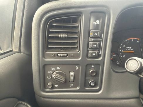 Used 2005 Chevrolet Silverado 2500 LS w/ Heavy-Duty Power Package AWD/4WD image 12
