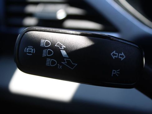 Used 2023 Volkswagen Taos SE w/ Panoramic Sunroof Package FWD image 29