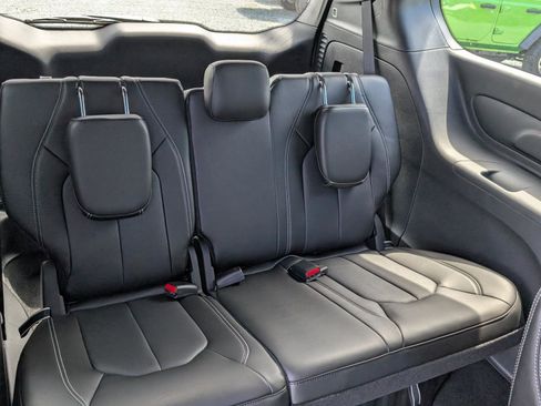 New 2026 Chrysler Pacifica Select image 8