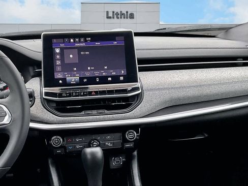 Used 2024 Jeep Compass Latitude image 16