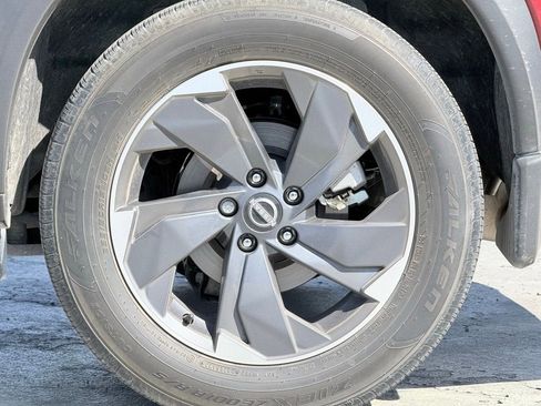 Used 2024 Nissan Rogue SV FWD image 3
