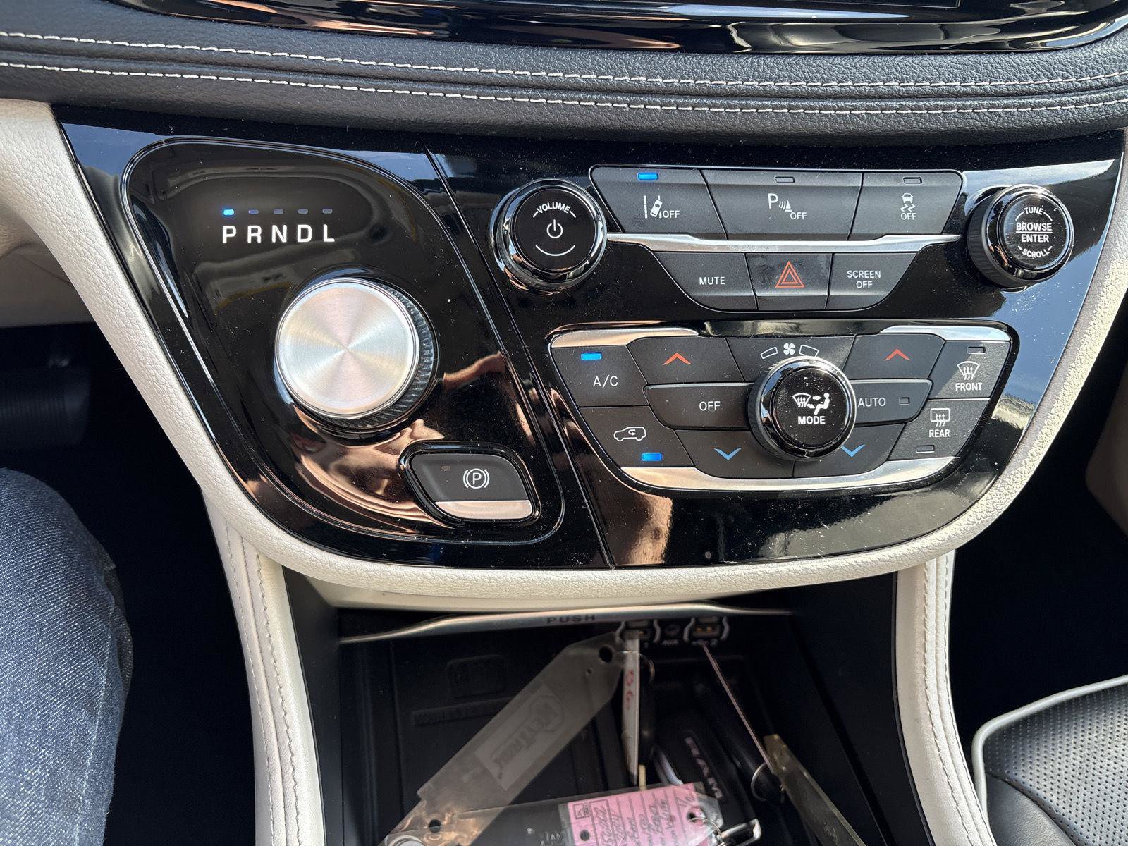 Used 2023 Chrysler Pacifica Limited FWD image 25