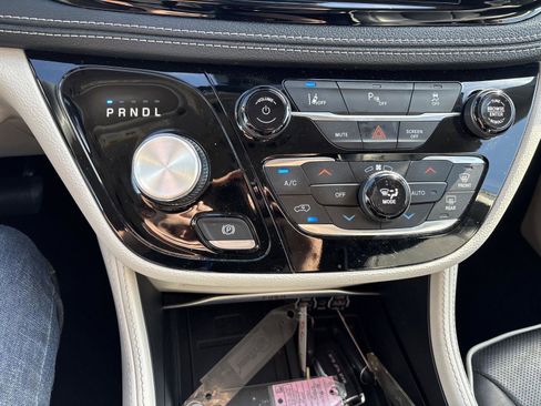 Used 2023 Chrysler Pacifica Limited FWD image 25
