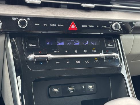 Used 2024 Kia Carnival EX image 24