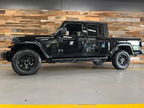 Used 2023 Jeep Gladiator Sport AWD/4WD image 17